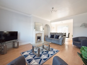 Fireplace - Snug Holiday Home in Brentwood near Mountnessing Windmill (Brentwood)
