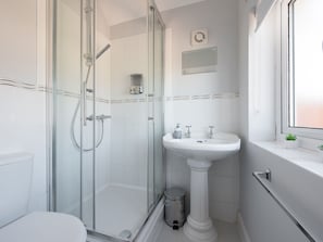 Shower - Snug Holiday Home in Brentwood near Mountnessing Windmill (Brentwood)