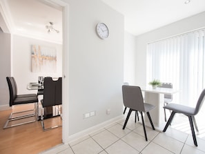 Dining - Snug Holiday Home in Brentwood near Mountnessing Windmill (Brentwood)