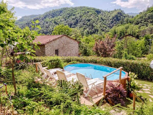 Una piscina techada, una piscina al aire libre