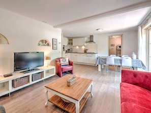 Microwave, high chair - Restful Holiday Home With a Private Terrace and Hottub (Veendam)