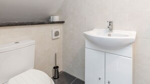 Vòi sen/bồn tắm kết hợp, máy sấy tóc, khăn tắm 