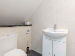 Combined shower/tub, hair dryer, towels - Holiday Home in Watford near Warner Bros Harry Potter Studio (Watford)
