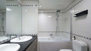 Bathroom - Lavish Apartment in Durbuy With Swimming Pool and Garden (Durbuy)