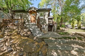 Exterior - Georgia Cottage Lindy | Old Bend pet (dog) friendly walk everywhere! (Bend)