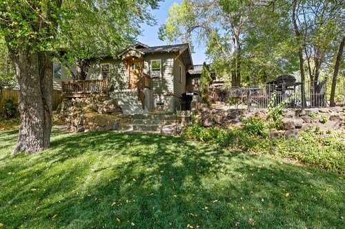 Georgia Cottage Lindy | Old Bend pet (dog) friendly walk everywhere!