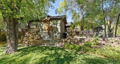 Georgia Cottage Lindy | Old Bend pet (dog) friendly walk everywhere!