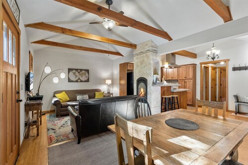 Georgia Cottage Lindy | Old Bend pet (dog) friendly walk everywhere!