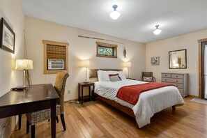 2 bedrooms, desk, iron/ironing board, travel cot - Georgia Cottage Lindy | Old Bend pet (dog) friendly walk everywhere! (Bend)