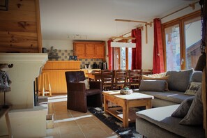 TV connectée, cheminée, livres