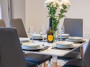 Dining - Charming Holiday Home in Wythenshawe Near Wythenshawe Park (Manchester)