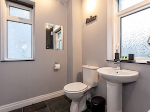 Shower, towels - Charming Holiday Home in Wythenshawe Near Wythenshawe Park (Manchester)