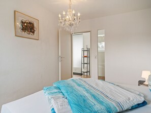 2 bedrooms, bed sheets