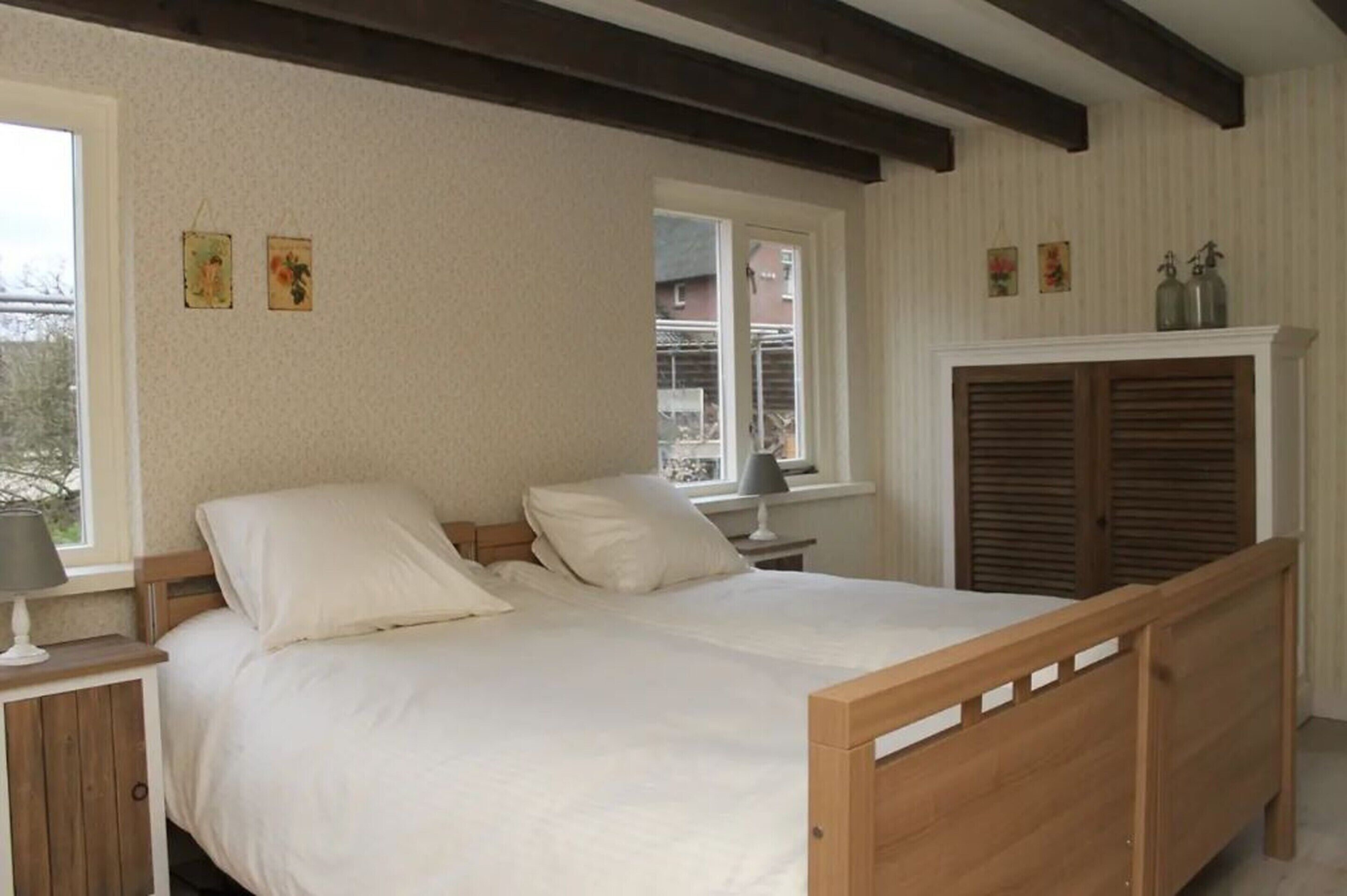 House | 6 bedrooms, individually furnished, iron/ironing board, bed sheets