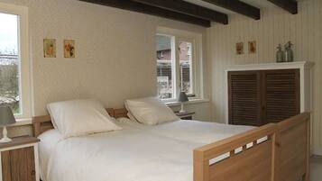 House | 6 bedrooms, individually furnished, iron/ironing board, bed sheets