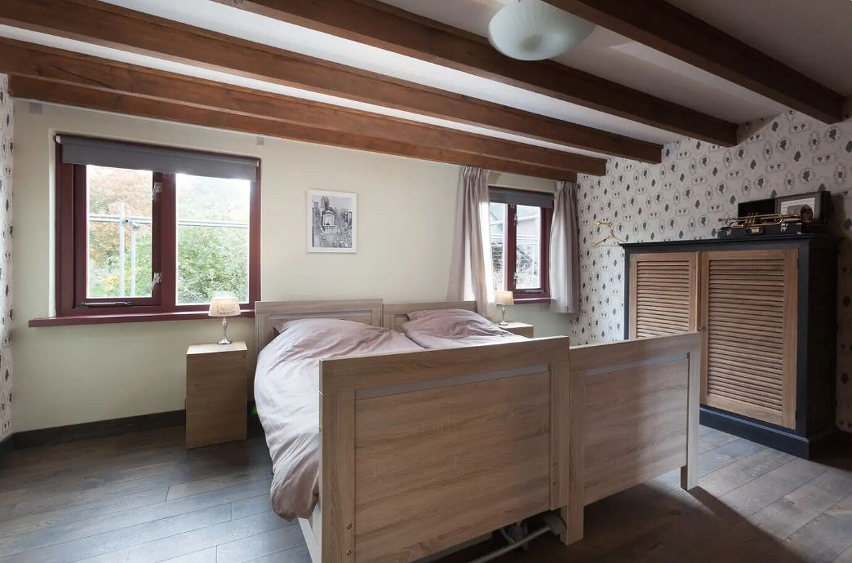 6 bedrooms, individually furnished, iron/ironing board, bed sheets