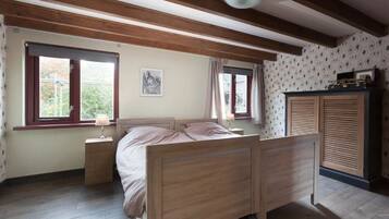 6 bedrooms, individually furnished, iron/ironing board, bed sheets