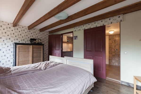 Casa | 6 habitaciones, muebles diferentes y tabla de planchar con plancha 