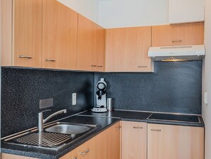 Wasserkocher mit Kaffee-/Teezubehör, Kühlschrank