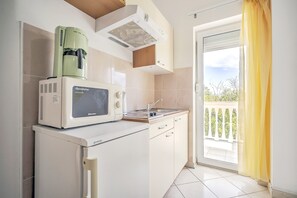 Apartment | Private kitchen - Elegant Apartment in Banjole near Fratarski Otok Island (Medulin)