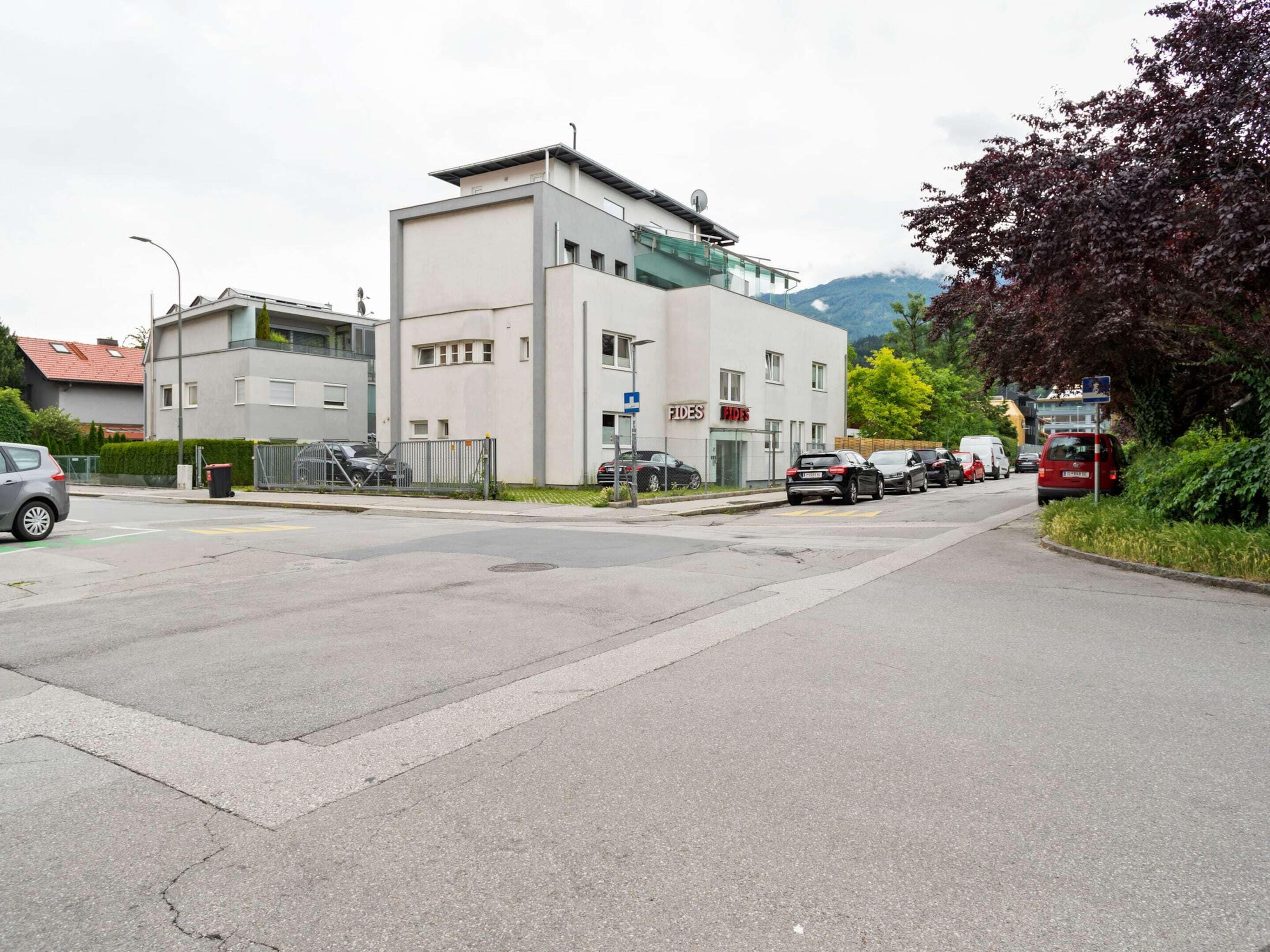Ein modernes Gebäude mit flachem Dach und großen Fenstern, vermutlich ein Gewerbe- oder Bürogebäude.