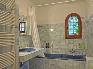 Combined shower/tub, towels - Magnificent Villa in Callas France With Private Pool (Callas)