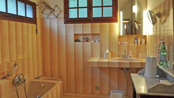 Combined shower/tub, towels