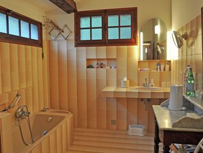 Combined shower/bathtub, towels - Magnificent Villa in Callas France With Private Pool (Callas)