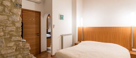 2 عدّة غرف نوم وملاءات أسرّة