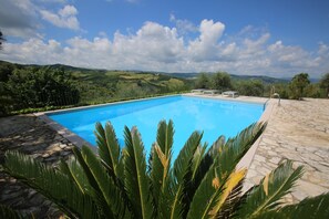 Outdoor pool - House With Pool, Garden and Wifi in Medieval Village, With Panoramic Views (Ripabottoni)