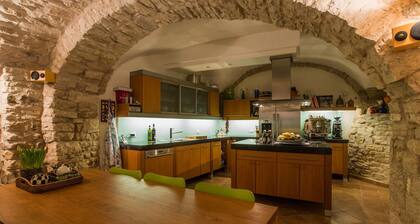 House With Pool, Garden and Wifi in Medieval Village, With Panoramic Views