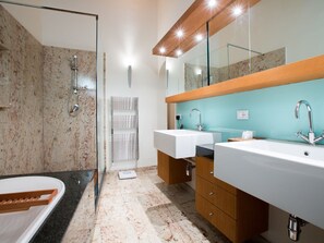 Bathroom - House With Pool, Garden and Wifi in Medieval Village, With Panoramic Views (Ripabottoni)