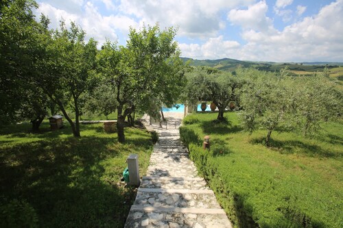 House With Pool, Garden and Wifi in Medieval Village, With Panoramic Views