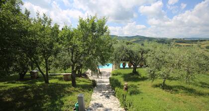 House With Pool, Garden and Wifi in Medieval Village, With Panoramic Views