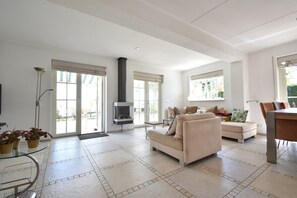 House | Living room - Enticing Holiday Home in Oude With Garden (Oude-Tonge)