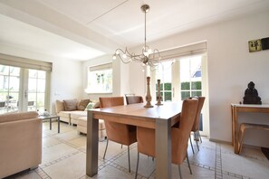 House | Dining - Enticing Holiday Home in Oude With Garden (Oude-Tonge)