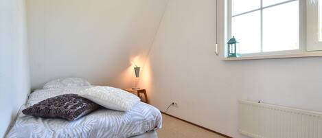 House | 3 bedrooms, individually furnished, iron/ironing board, bed sheets