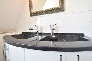 House | Bathroom - Enticing Holiday Home in Oude With Garden (Oude-Tonge)