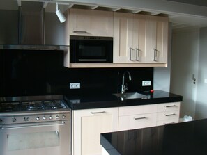 Fridge, microwave, dishwasher - Holiday Home With Sauna, in the Outskirts of the Brabant Haaren (Haaren)