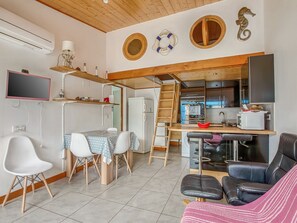 Dining - Serene Holiday Home in Valras-plage With Courtyard (Valras-Plage)