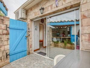Balcony - Serene Holiday Home in Valras-plage With Courtyard (Valras-Plage)