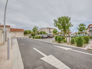 Exterior - Serene Holiday Home in Valras-plage With Courtyard (Valras-Plage)