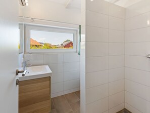 House | Bathroom - Charming Holiday Home in Zierow Near Seabeach (Zierow)