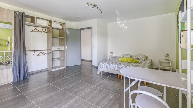 Room amenity - Magnificent Holiday Home in Bize-minervois With Jacuzzi (Bize-Minervois)