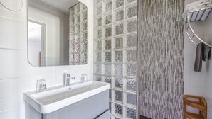 Shower, towels - Magnificent Holiday Home in Bize-minervois With Jacuzzi (Bize-Minervois)