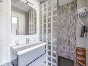 Buồng tắm vòi sen, khăn tắm 
