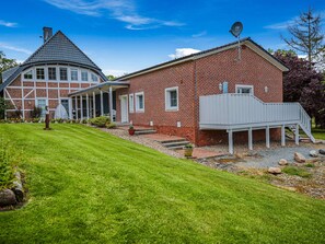 Exterior - Lush Holiday Home in Drochtersen with Sauna & Hot Tub (Drochtersen)