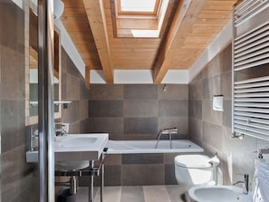 House | Bathroom - Lavish Holiday Home in Scanno near Lago di Scanno (Scanno)