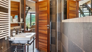 House | Bathroom - Lavish Holiday Home in Scanno near Lago di Scanno (Scanno)