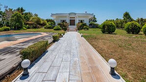 Exterior - Lavish Villa in Archaia Korinthos With Swimming Pool (Corinth)